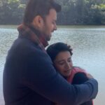 Jui Gadkari Instagram - अर्जुन-सायलीच्या हनिमूनचे गोड क्षण तुम्ही पहालंच... पण त्यापूर्वी पहा कसे चित्रित झाले माथेरानमधील हे खास क्षण... ‘ठरलं तर मग’ सोम-शनि रा. 8:30 वा. Star प्रवाह वर. #TharlaTarMag #StarPravah