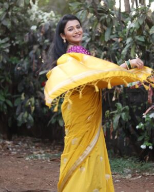 Jui Gadkari Instagram - For Aishwarya Sarang haldi ceremony.. #gharogharimatichyachuli #juigadkari #marathimulgi #sayali #tharlatarmag 

📸 @bhim.gaikwad 
Hair- @sh.ukla6613 
Makeup- me!
Costume- @vili_vaishali 
Jewellery- @dhanashree_art_jewels