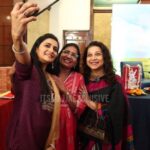 Jui Gadkari Instagram - जुईने सेल्फीमध्ये टिपले Reel आणि Real आईबरोबरचे गोड क्षण😍😍 #juigadkari #shilpanavalkar #tharlatarmag #Itsmajja