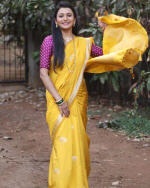 Jui Gadkari Instagram - For Aishwarya Sarang haldi ceremony.. #gharogharimatichyachuli #juigadkari #marathimulgi #sayali #tharlatarmag 

📸 @bhim.gaikwad 
Hair- @sh.ukla6613 
Makeup- me!
Costume- @vili_vaishali 
Jewellery- @dhanashree_art_jewels