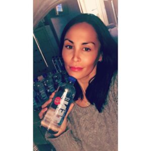 Jules Wainstein Instagram - U guys know I like to hydrate in a healthy way... just got my shipment of TEN spring water with a pH level of 10 and can't wait to drink it! Thanks @alkalifeten ! #ad 💋🤘#soexcited #thankyou