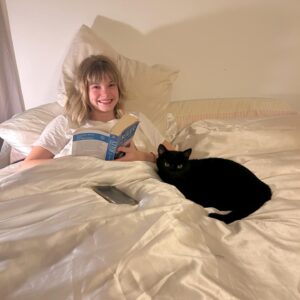 Julia Crane Instagram - Un avantage à passer deux jours au lit -> en sortir avec cette photo 🐈‍⬛

Ça va vous ?