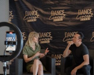 Julia Crane Instagram - Comme vous le savez peut être, je travaille depuis un petit moment avec @danceconceptevent ! 
Une merveilleuse agence événementielle qui me fait vivre des dizaines de petits rêves en parallèle de ma carrière d’artiste. 
Je me produit en temps que chanteuse par leur biais mais je fais aussi partie intégrante de l’équipe. 
Une équipe qui est aujourd’hui aussi un peu ma famille 🙏

Je n’en ai pas trop parlé pour le moment car je souhaitais attendre le bon moment et j’espère que vous me suivrez tout autant dans mes petites aventures du quotidien. 

Dans mon travail j’ai l’occasion de rencontrer de très belles personnes comme @jmgenereux aujourd’hui avec qui j’ai pu discuter sur plein de sujet passionnants. 
Cela lors d’un stage de danse organisé en périphérie de Lyon. 
Un homme sincère et plein d’humour qui m’a fait partager sa phrase culte « et ça, j’achète ». Et ça c’est fou 😂 

Interview à venir prochainement sur @danceconceptevent 🤍

📸 @hugo_tvno