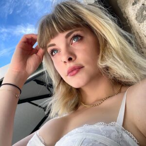 Julia Crane Instagram - Random selfie in MARSEILLE 🌞

(Le soleil est là, et ça, c’est vraiment génial 🥹)