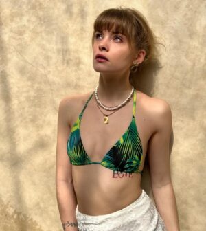Julia Crane Instagram - Back to dream 

Jupe @mango 
Pendentif @shamai_bijoux