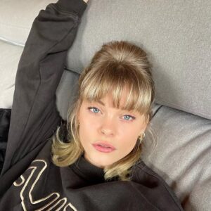 Julia Crane Instagram - Chilling on Sunday