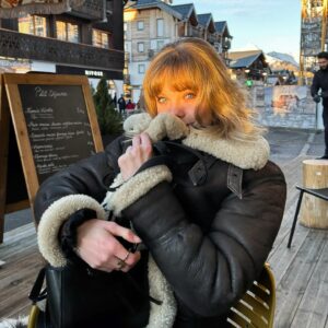 Julia Crane Instagram - Malgré les apparences, ce chien est heureux.