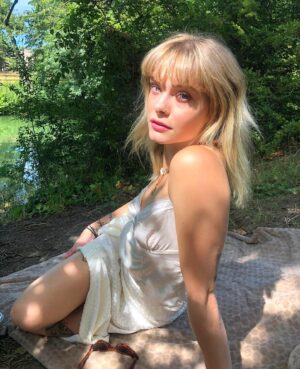 Julia Crane Instagram - Swipe pour le cul de poule le plus forcé de l’année 🤡

Comment se passe votre début de mois d’août ? 🩵