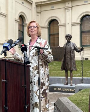 Julia Gillard Instagram - It was such a pleasure to be in Melbourne earlier this week for the unveiling of this incredible statue of trailblazing unionist Zelda D’Aprano. 

Zelda dedicated her life to fighting for gender equality and equal pay – a fight that continues today. 

Congratulations to the team at A Monument of One’s Own for your important work to ensure more Australian women are given the recognition they deserve.

🎨Sculpture by @jennifermannsculptor