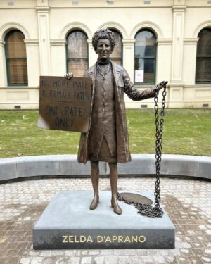 Julia Gillard Instagram - It was such a pleasure to be in Melbourne earlier this week for the unveiling of this incredible statue of trailblazing unionist Zelda D’Aprano. 

Zelda dedicated her life to fighting for gender equality and equal pay – a fight that continues today. 

Congratulations to the team at A Monument of One’s Own for your important work to ensure more Australian women are given the recognition they deserve.

🎨Sculpture by @jennifermannsculptor