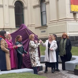 Julia Gillard Instagram - It was such a pleasure to be in Melbourne earlier this week for the unveiling of this incredible statue of trailblazing unionist Zelda D’Aprano. 

Zelda dedicated her life to fighting for gender equality and equal pay – a fight that continues today. 

Congratulations to the team at A Monument of One’s Own for your important work to ensure more Australian women are given the recognition they deserve.

🎨Sculpture by @jennifermannsculptor