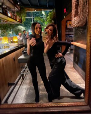 Julia Macchio Instagram - @courtneyhenggeler and I thought that if she wore flats and I wore heels that we would be close to the same height. Man, were we wrong. Swipe for proof. So I had no choice but to ask her to sign a document stating that if she wants to take pictures with me from here on out, she needs to be in a deep lunge. Hand on hip is optional but preferred. She doesn’t seem to have a problem with it. Yet. Love you Court!