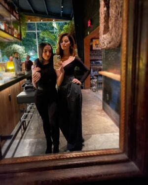 Julia Macchio Instagram - @courtneyhenggeler and I thought that if she wore flats and I wore heels that we would be close to the same height. Man, were we wrong. Swipe for proof. So I had no choice but to ask her to sign a document stating that if she wants to take pictures with me from here on out, she needs to be in a deep lunge. Hand on hip is optional but preferred. She doesn’t seem to have a problem with it. Yet. Love you Court!