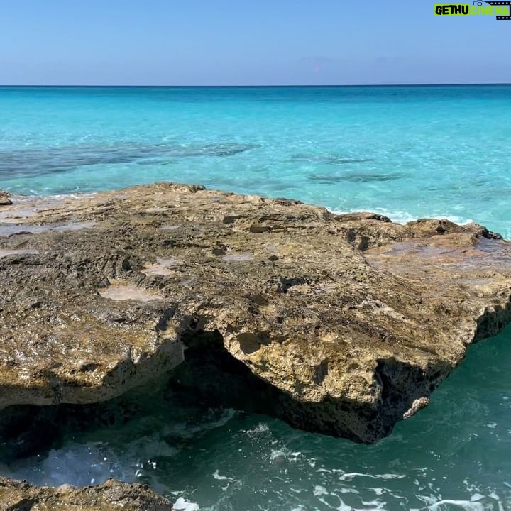 Julia Nolan - 2.2K Likes - It’s better in the Bahamas 🤙🏻