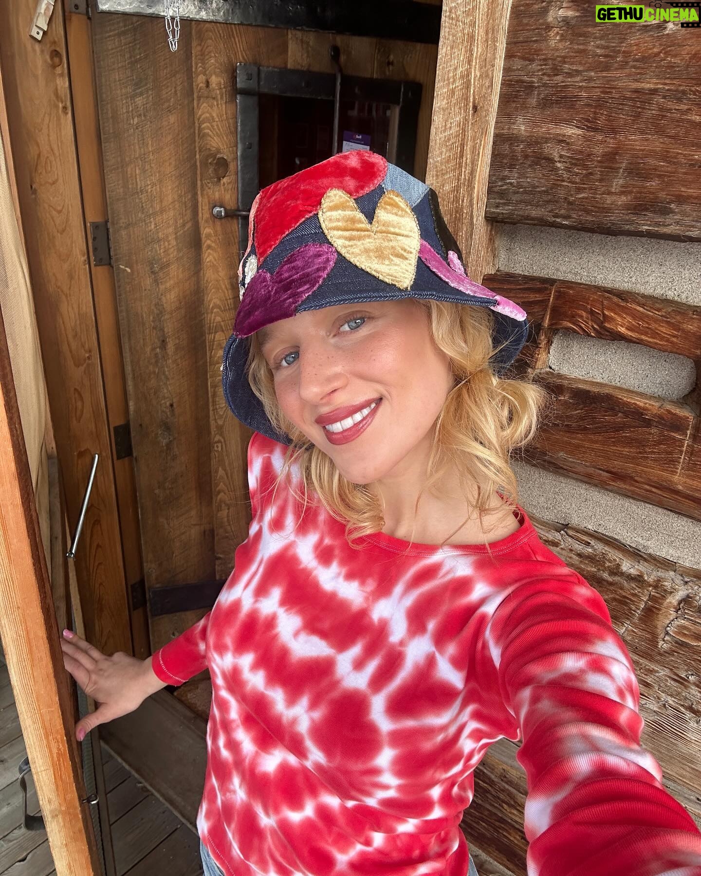 Julia Schlaepfer - 8.9K Likes - February ‼️💕🥰🌹💃🏼🙄🍓👠❤️❤️❤️