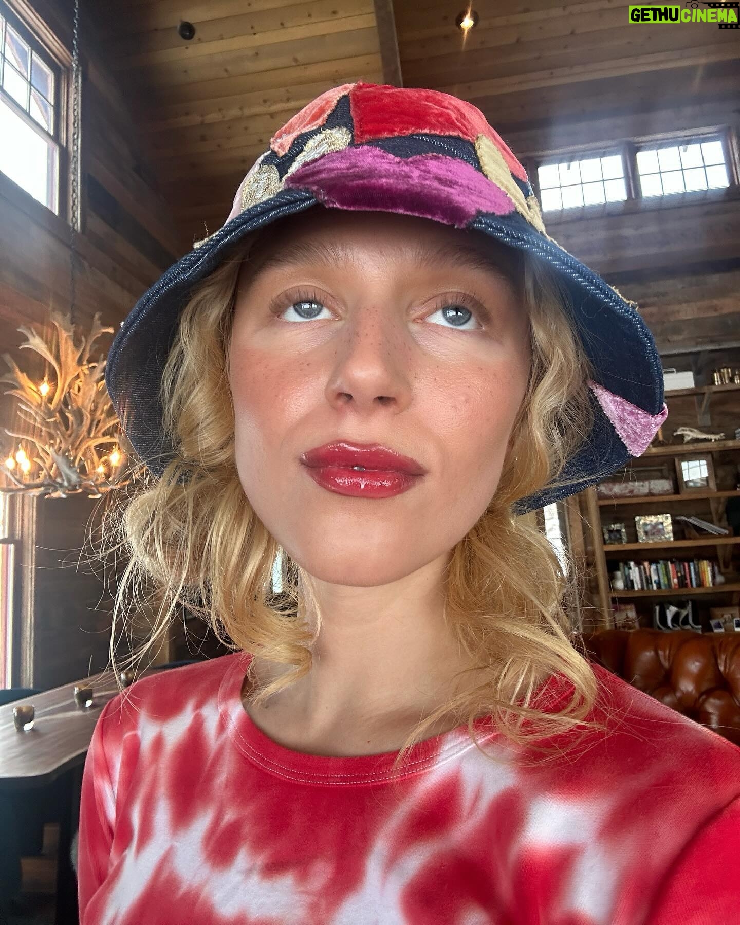 Julia Schlaepfer - 8.9K Likes - February ‼️💕🥰🌹💃🏼🙄🍓👠❤️❤️❤️