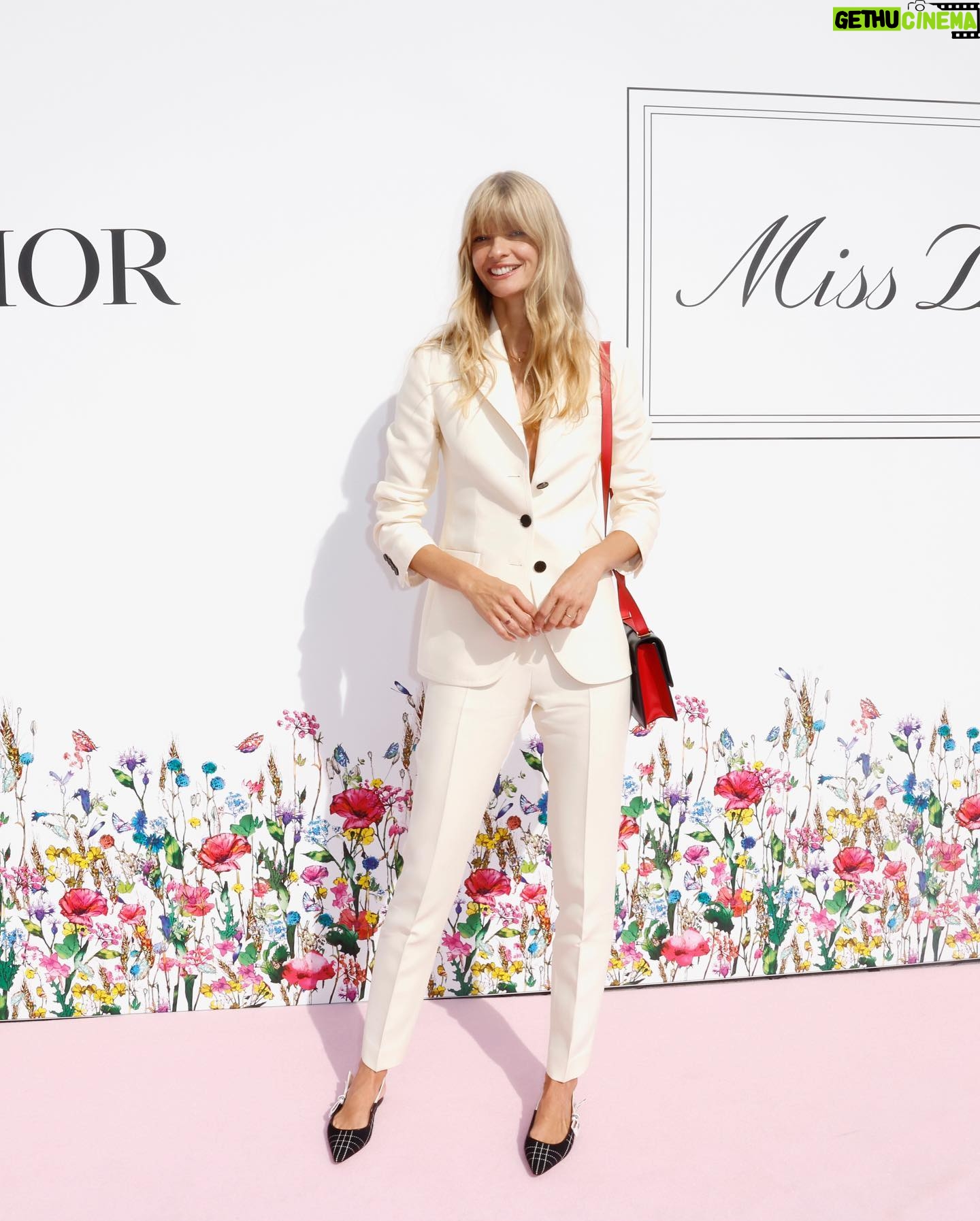 Julia Stegner - 2.8K Likes - Fabulous afternoon with @diorbeauty @diorbeautylovers @dior #MissDior #WakeUpForLove #Dior
with Makeup by @normanpohl & Hair by @straight2themax šø
