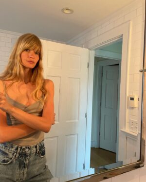 Julia Stegner Instagram - Is it less vain if you throw in a picture of roses in the end 🫣