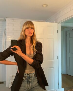 Julia Stegner Instagram - Is it less vain if you throw in a picture of roses in the end 🫣