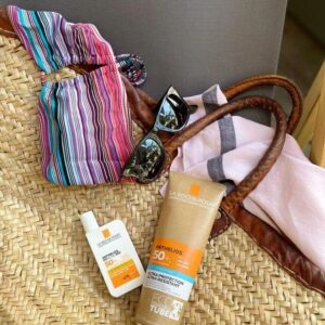 Julia Vignali Instagram - Prête à partir en vacances ☀️🏖️

Avec ma nouvelle crème solaire @larocheposay qui comporte un nouveau filtre qui protège des rayons UVA ultra-longs, je peux profiter du soleil sans risque cet été et toute l'année

#anthelios #UVMUNE400 #skinconfident #sponsorisé