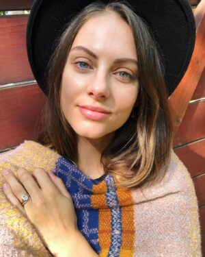 Julia Voth Instagram - Feeling all the #fall vibes today ✨🍂 We don’t really get fall in LA so it’s easy to let it pass by without taking advantage of what it represents. Fall is all about change. Embracing the impermanence of time, good things like a hot summer day, and not so good things like a sunburn from that hot summer day.  We easily accept that summer was here and now it’s gone and it’s easy not to long for it when we can look up and see beautiful changing leaves, or cuddle up next to a fire. So why is it that we long for other past experiences or times that are as much in the past as the summer is? Every crunch of leaves under our feet is something to be #grateful for. How are you embracing change in your life? Let me know below! #fallisintheair #yayforchange #livehappylivewell
