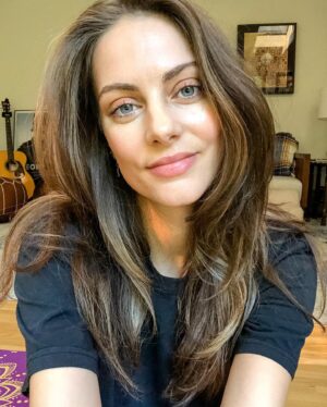 Julia Voth Instagram - Life got to a whole other level of #diy. I just gave myself a hair cut 💁🏻‍♀️ #stayhome #stayhomestaysafe #sundayfundayinquarantine