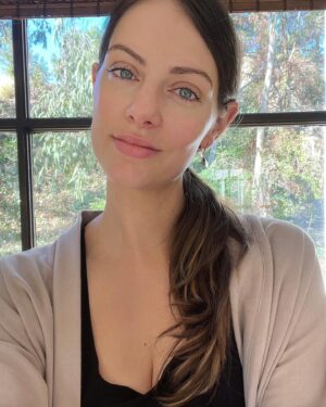 Julia Voth Instagram - Nap time is for cleaning up last nights dishes, playing with the pups and the occasional selfie. Happy Friday everyone!
.
.
#momlife #momlifeisthebestlife #naptime #napsarelife #fridayvibes #friyay #freetime😊