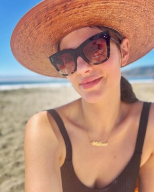 Julia Voth Instagram - Sea la vie

#sunsoutbunsout #holidaze #blueskies #lifesabeach