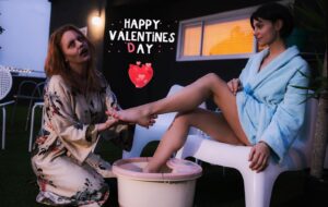 Julia Voth Instagram - Some people like flowers, others? Well, you do you this Valentine’s Day. Happy Jill Valentine’s Day to all the lovers out there 🧟‍♀️❤️

Shout out to @carriekeagan 💕 #jillvalentinesday #jillvalentine #jillception @capcomusa @residentevil