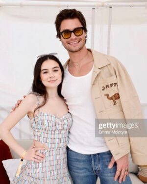 Julia Antonelli Instagram - Take me back to Poguelandia please
Also…. We are coming back for SEASON 4!!!
#obx3 #Poguelandia #obx4

Makeup: @alianamoss 
Hair: @yalinahair 
Outfit: @dani.moralesnyc @amandauprichard 
Photos by @gettyimages