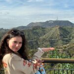 Julia Antonelli Instagram - Swipe to see me very accurately hold up the Hollywood sign 🎬