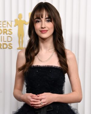 Julia Butters Instagram - Some glam shots of yesterday’s look:) Thank you @kimbaayers and @nancileesantos for getting me ready💙💙

@SAGawards
@TheFabelmans
@Amblin

Dress: @carolinaherrera
Necklace: @tiffanyandco
Styling: @mrenriquemelendez
Styling Assistant: @kyra.bissett
Hair: @nancileesantos
Makeup: @kimbaayers
PR: @42West
Red carpet photos: @shutterstocknow