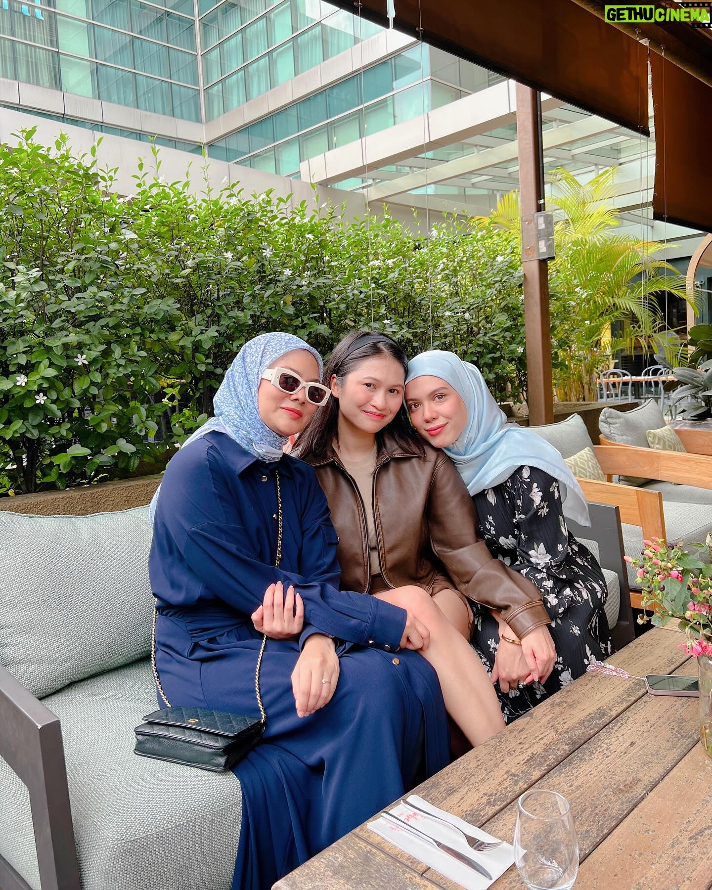 Julia Farhana Marin Instagram - . Its her moment. @nelissanizam @sincerely_nelissa Happy birthday to the most resilient young girl I know. May this birthday and many many birthdays ahead serve as a reminder of how far you’ve come in life and know that you will always have friends cheering for you, celebrating you without judgements for whatever decision u make, insyallah amin. To growing old and wise together My tudung is from @mayangbyanntsya the iris collection in baby blue