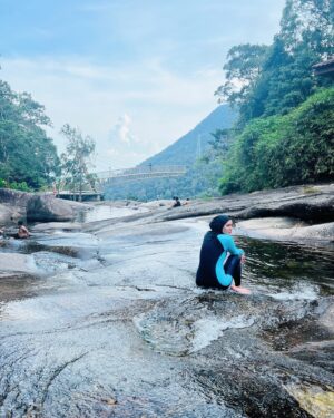 Julia Farhana Marin Instagram - .
Mandatory on the list when traveling,
A trip to the waterfall with 
@arenamy @sunparadisemy or to the;

River
Nature
Forest
Sea

Worth every step of the steep flight of stairs. Already missing nature 🥹 will be back! 

#naturelover #7wellswaterfall #langkawiisland