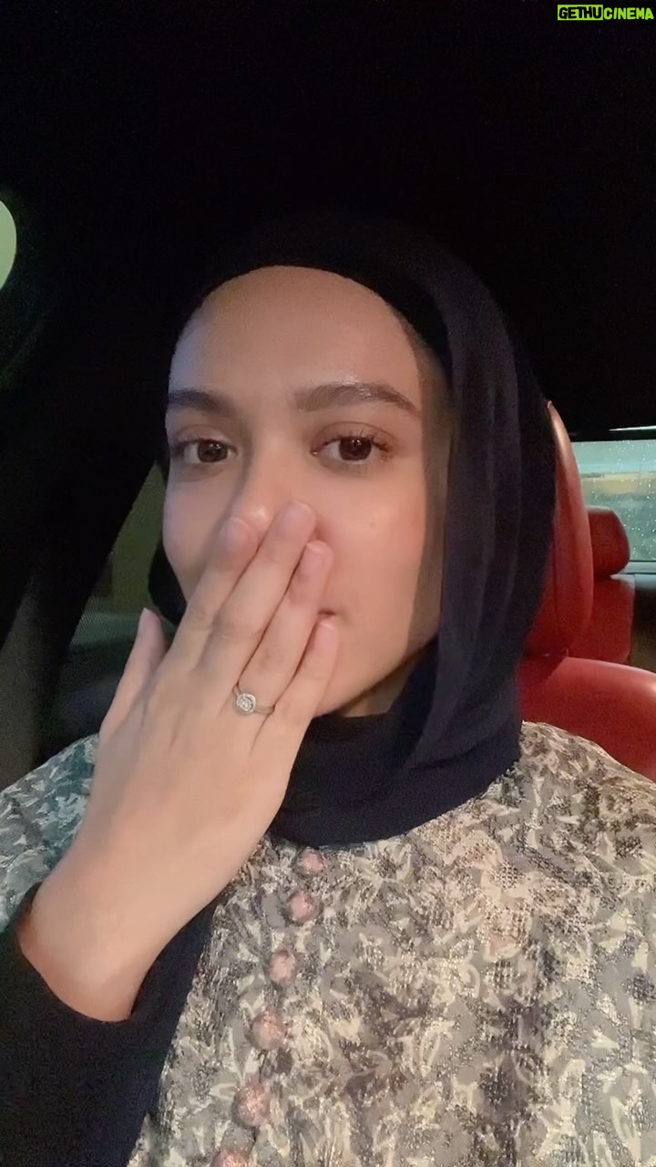 Julia Farhana Marin Instagram - . I feel super duper extra lucky! Kalau dah rezeki dan jodoh 🥹 Hahahhahaha Im just amazed it was still there after 8 hours!! Like, Nobody noticed that poor thing on the floor! I pernah tertinggal my prada wallet 🤣 car keys 🤣 phone berjuta kali lah 🤣 ipad. Gosh. U name it. Semua barang penting sentiasa tertinggal kat public toilet and ALWAYS ada lagi bila patah balik hours later 🥺🥹 Kalau call PIC confirm hilang. Based on experience. Most of the time hilang. Taubat tak nak tertinggal barang dah. Semua masuk bag 🤣 Thank god for a super cool husband - tak pernah marah if I tertinggal something. So far alhamdullilah, jarang jarang dah berlaku. Punca - rushing 🙄 This year azam tak nak rushing. Keluar awal. Tak nak tertinggal barang. Focus. Jangan buat 100 things at a time. What would you have done?