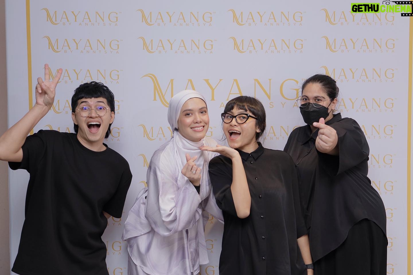 Julia Farhana Marin Instagram - . Our very first mental health awareness event was a mix of love, sisterhood and a lot of self awareness. I have always wanted to bring more girls together to talk about topics that are not normally brought up and I hope these girls will continue to raise awareness within their family, their circle of friends and spread it out to the community ❤️ Couldn’t have done this without our dedicated team; Mayang x Julia Farhana mental health event brought to you by; Me & @anntsya & @mayangbyanntsya team Official clinical psychologist; @the_illuminated_psychologist Event location; @blonde.byseraigroup PA system; @bunyikeeta Thank you all, 1 down 7 to go!! 😍
