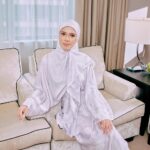 Julia Farhana Marin Instagram - . Please dont ask me how to style this, I have no idea. I wasnt the one styling on set 🤣 Even if I tried to recall and do it myself, takkan jadi. Guarantee. But isnt this lilac just calming though? I love lilac, its my favorite color 🥹 @mayangbyanntsya in lilac is a dream come true ❤️ Must have my fav color in your collection!