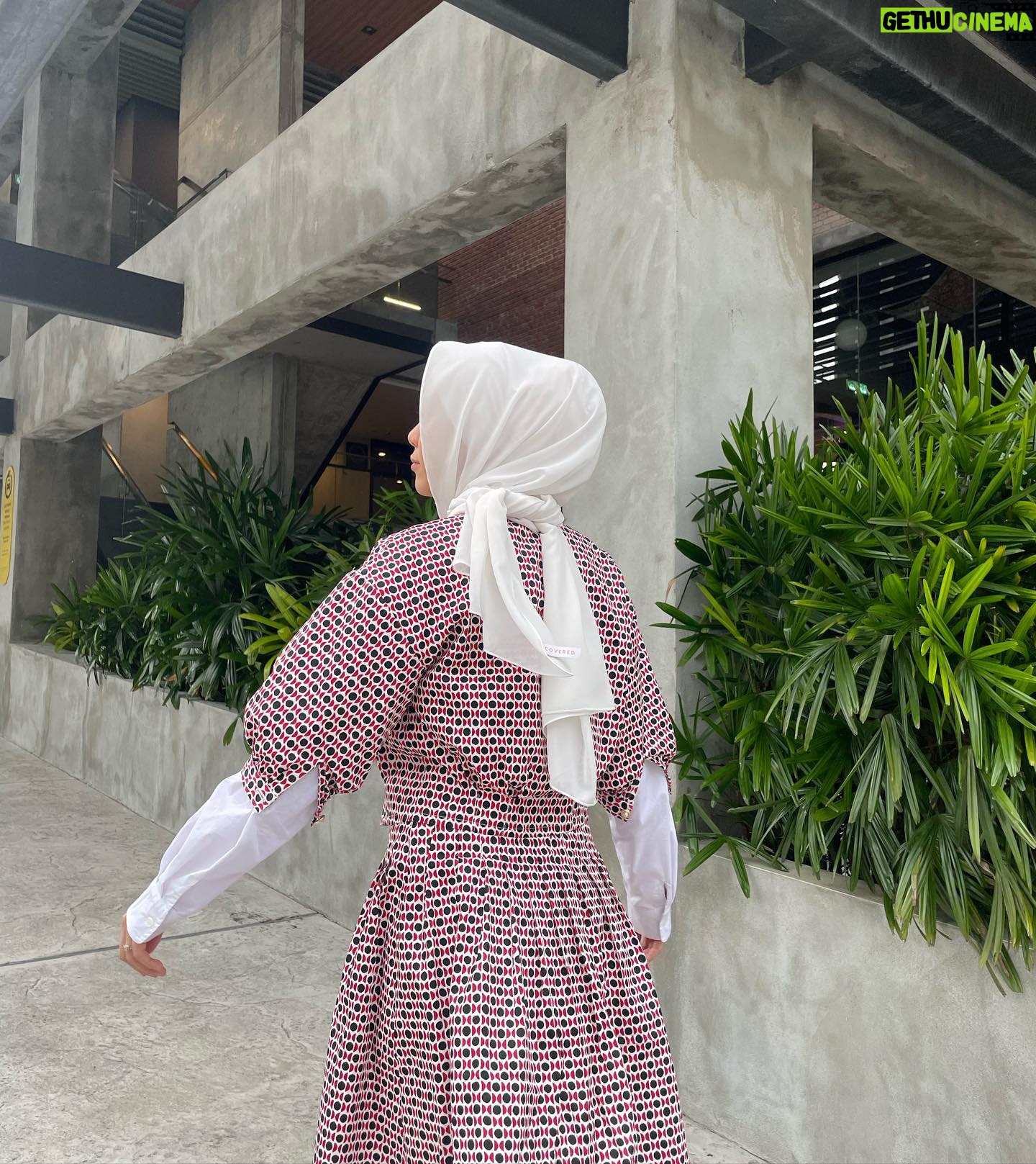 Julia Farhana Marin Instagram - . Snippets of me in @whattowearmalaysia ❤️ Shoes @jellybunnymalaysia Scarf @coveredscarf A little outside of my comfort zone with the style, but I tried! 😬 thank you @whattowearmalaysia for styling me