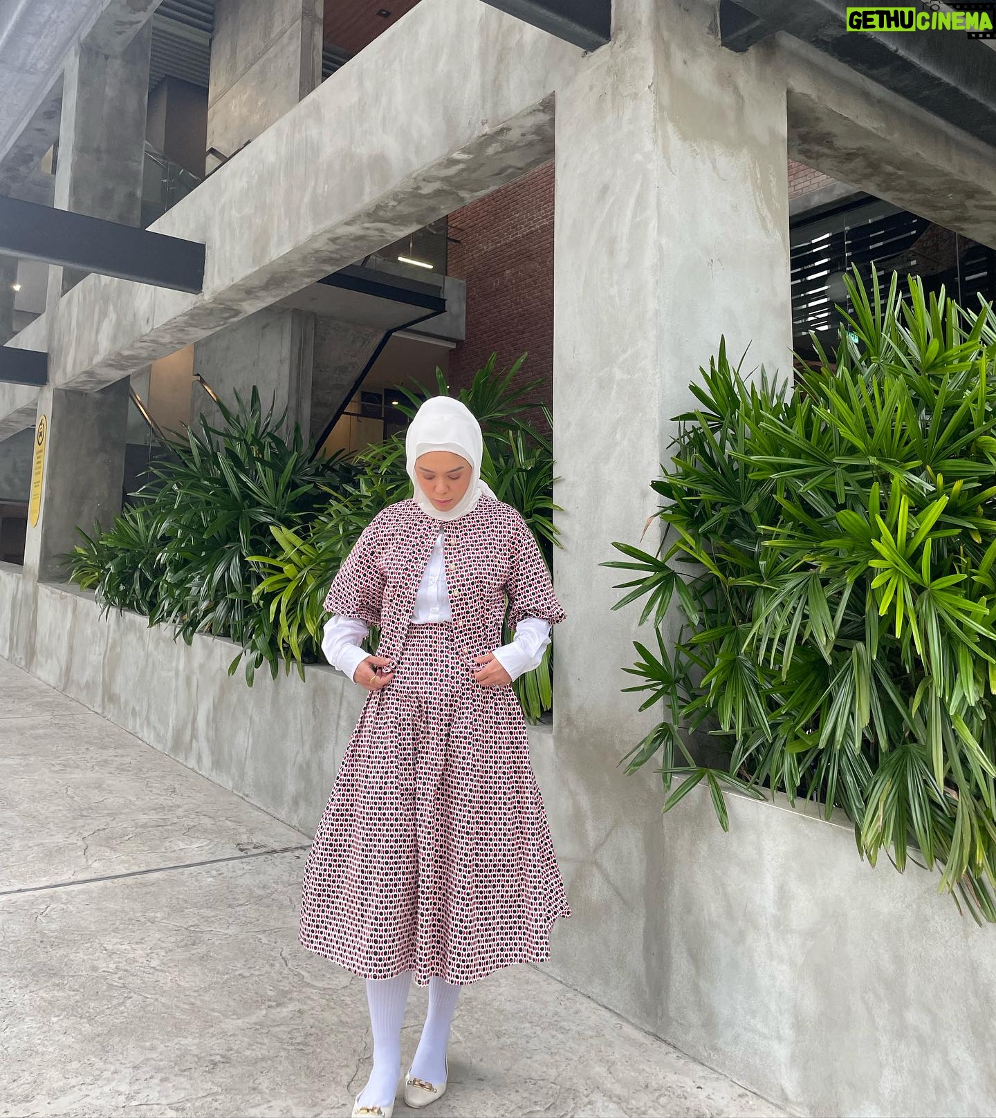 Julia Farhana Marin Instagram - . Snippets of me in @whattowearmalaysia ❤️ Shoes @jellybunnymalaysia Scarf @coveredscarf A little outside of my comfort zone with the style, but I tried! 😬 thank you @whattowearmalaysia for styling me