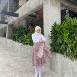 Julia Farhana Marin Instagram - . Snippets of me in @whattowearmalaysia ❤️ Shoes @jellybunnymalaysia Scarf @coveredscarf A little outside of my comfort zone with the style, but I tried! 😬 thank you @whattowearmalaysia for styling me