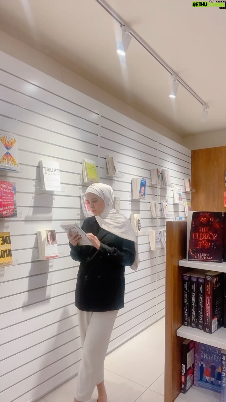 Julia Farhana Marin Instagram - . I could spend hours alone in a bookstore. Yang ada cafe? I would stay sampai tutup 🤣 Wearing @whattowearmalaysia top and pants Hijab @mayangbyanntsya x Julia Farhana My kinda day off