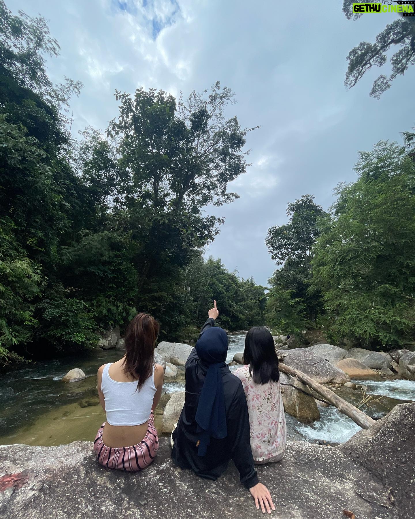 Julia Farhana Marin Instagram - . Mood : Birthday girl all month Thank you @drchehafiz for always making me feel special ❤️ I love you. Thank you girls for the best birthday in nature, wouldnt have it any other way @sanjna_suri @nelissanizam @suzannaornella Still unwrapping gifts. Bai.