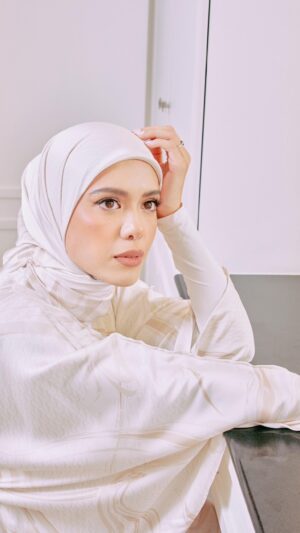 Julia Farhana Marin Instagram - .
When you so badly wanna say something but you remember kifarah is real. Minding my own business in Iris @mayangbyanntsya ❤️

Better be trying out raya outfits from @mayangbyanntsya than doing anything else! 

#mayangbyanntsya 
#iriscollection
#bajuraya
#tudungraya