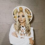 Julia Hart Instagram – Wembley💛🤍 

#beforeigotscissored