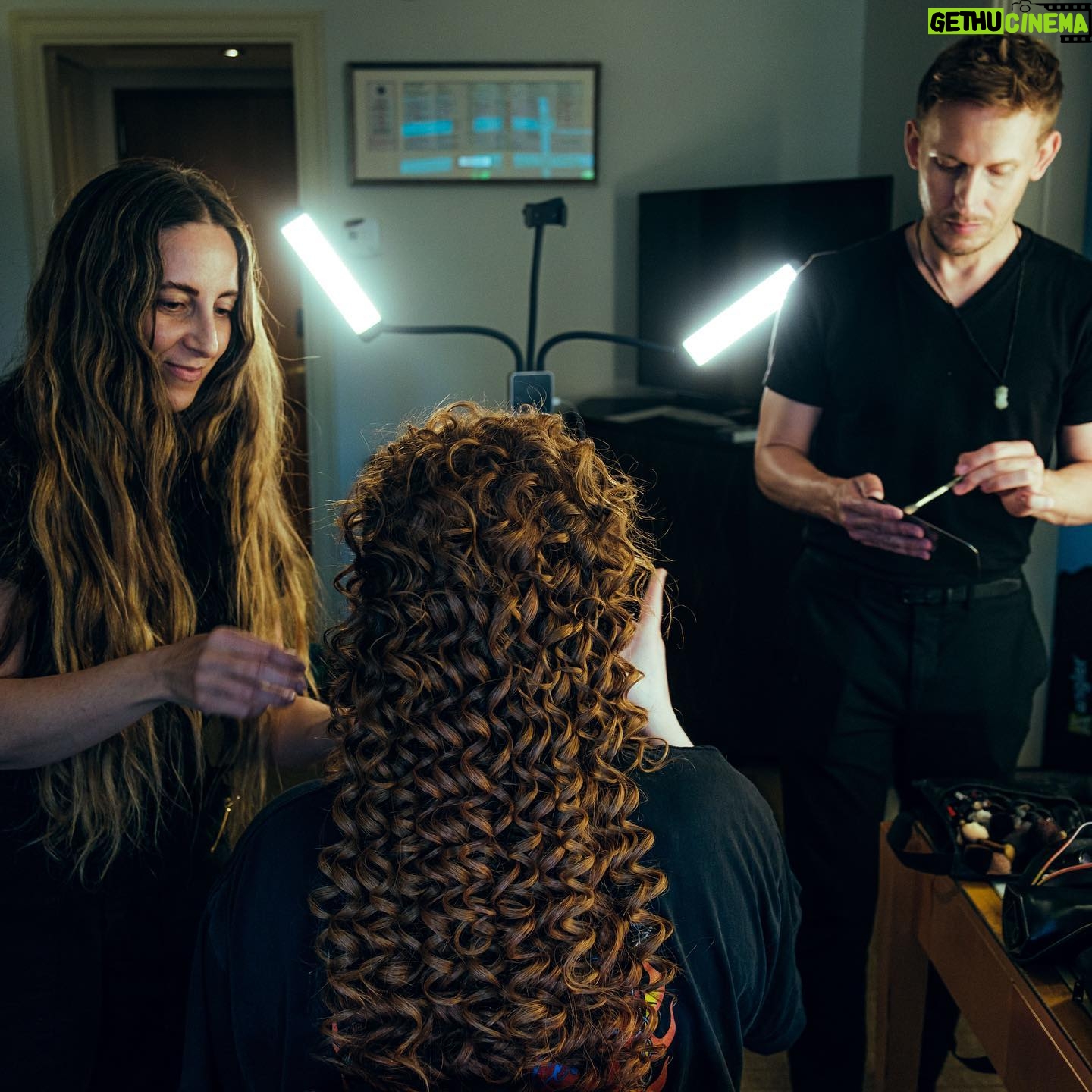 Julia Lester Instagram - “the process” so thoughtfully captured by @austinyourface ft. the most loving team - @makeupbysteven @lindsayblockstyle @jakesokoloff 💚