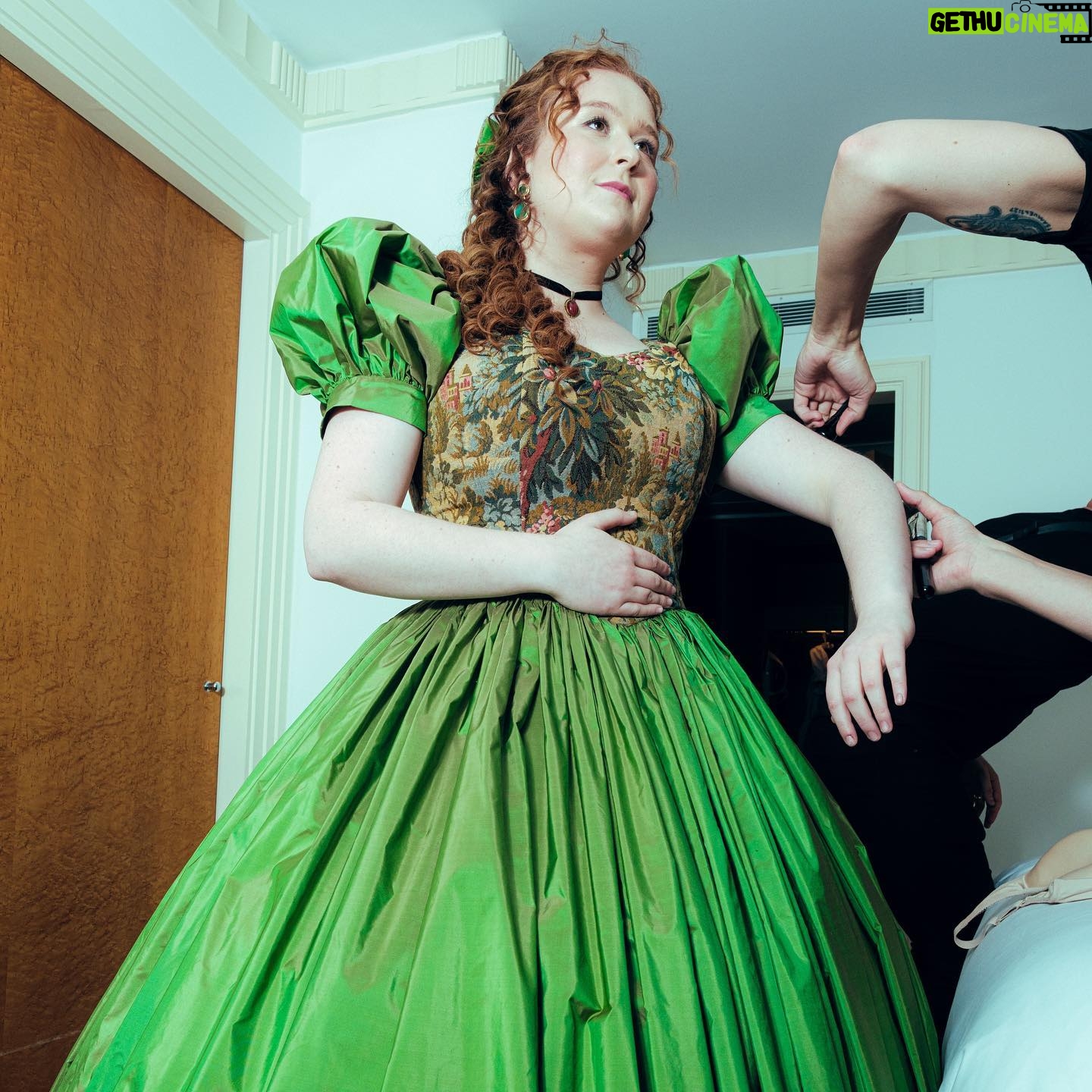 Julia Lester Instagram - “the process” so thoughtfully captured by @austinyourface ft. the most loving team - @makeupbysteven @lindsayblockstyle @jakesokoloff 💚