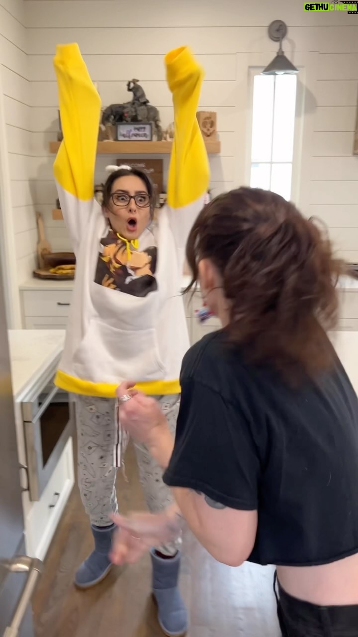 Julia Maggio Instagram - When you find out your ghost is ✨BASIC✨, you ROAST them 🥲 📸: @lloydsfault #halloween #spooky #spookyseason #haunted