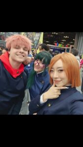 Julia Maggio Instagram - Itadori’s new cursed technique Nobara: @stellachuuuuu Maki: @juliastunts Itadori: @wholewheatpeet 📸: @lloydsfault #anime #manga #cosplay #jjk #jujutsukaisen #maki #nobarakugisaki #nobaraxmaki #itadoriyuuji #comiccon