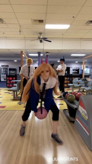 Julia Maggio Instagram - Devil Hunter Team Exercise: Chainsaw Man bowling 🎳 
Power: @kawaiiqueen 
Aki: @imkingchristian 
Himeno: @stellachuuuuu 
Denji: @wholewheatpeet 
Makima: @juliastunts 
Edit: @kainosaurus_ 
#anime #manga #cosplay #chainsawman #チェンソーマン