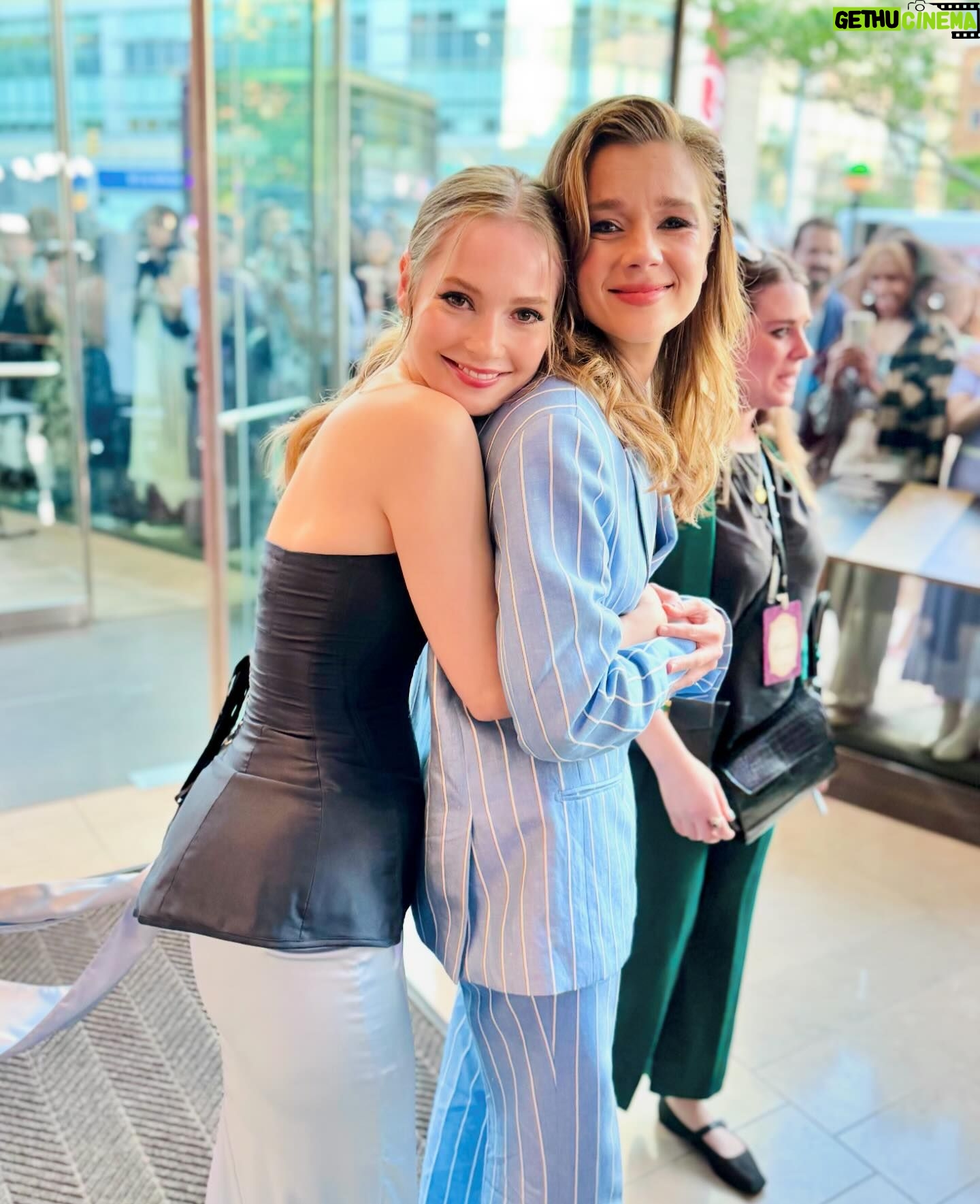 Julia Quinn - 106.7K Likes - With #Bridgerton sisters E and F.
🩷🩷🩷🩷🩷🩷🩷🩷🩷🩷